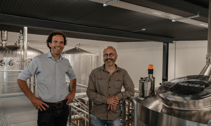 Eigenaar Rutten en Brouwmeester Van den Berg in het Gulpener Brouwhuis